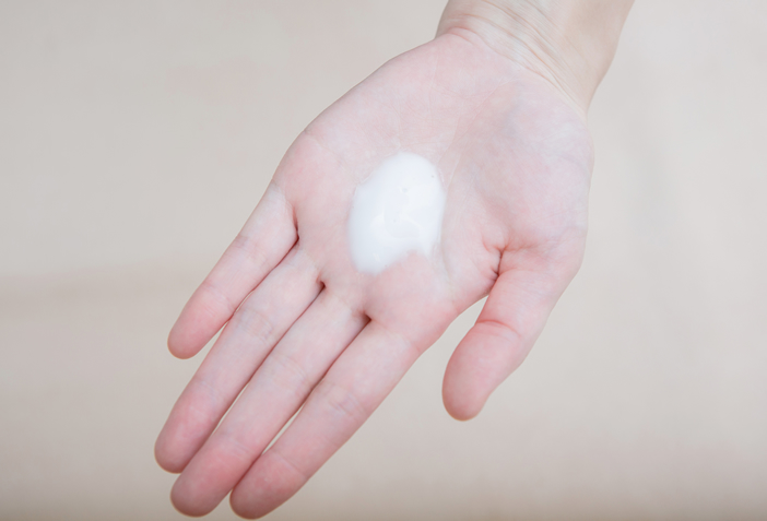 施術方法のステップ５：アフターケアとして保湿成分たっぷりの美容液パックを塗る写真