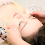 施術方法のステップ２：お化粧や毛穴の汚れを丁寧に落とすクレンジングの様子の写真