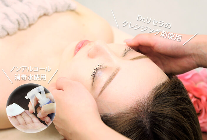 顔脱毛サロンで脱毛施術を受けている様子の写真