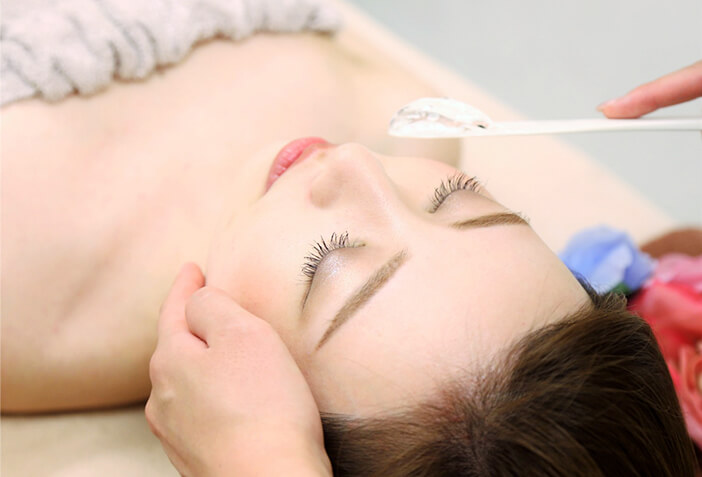 施術方法のステップ３：独自の温かいホットジェルを使用している写真