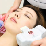 施術方法のステップ４：ハイパースキン脱毛の照射を顔に行う様子の写真