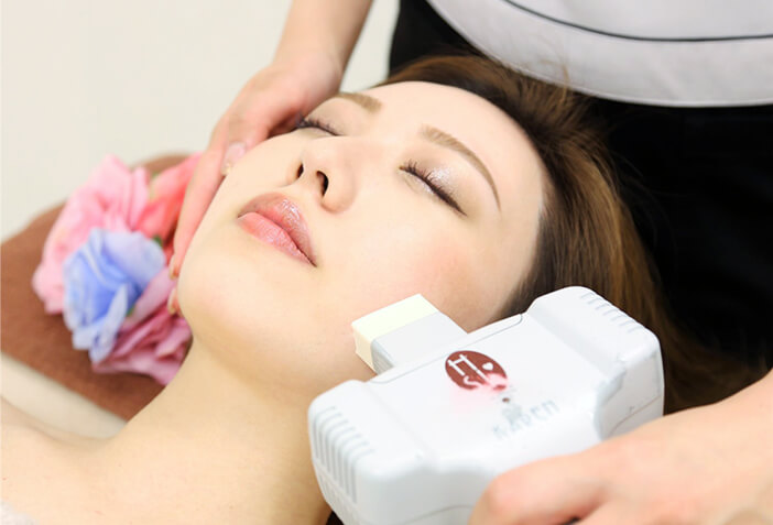 エイミー心斎橋店でお顔脱毛を施術している女性の写真